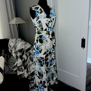 Long 💙beautiful floral dress💙white blue green size 0 summer dress. Like new!